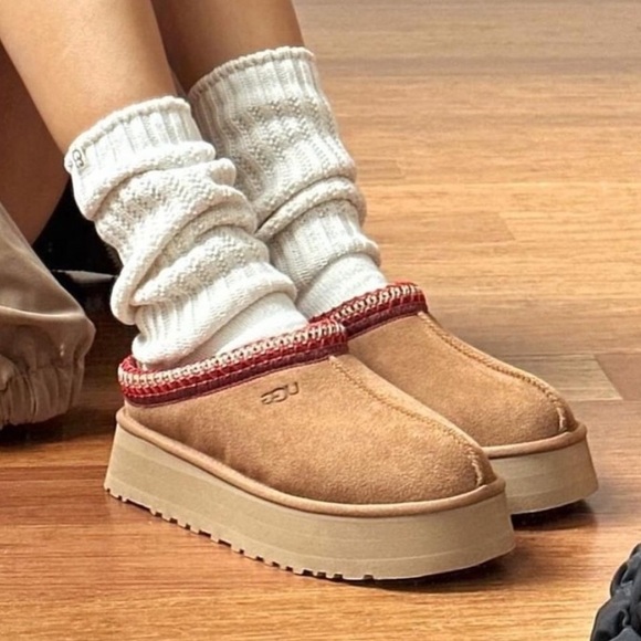 UGG Shoes - UGG® Tazz Suede Platform Slipper Clogs
Chestnut Size 10